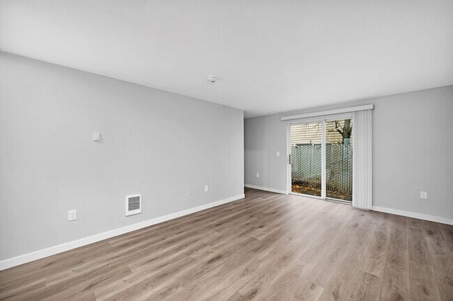 Building Photo - INCREDIBLE 2-bed/1.5bath Town House! Get i...