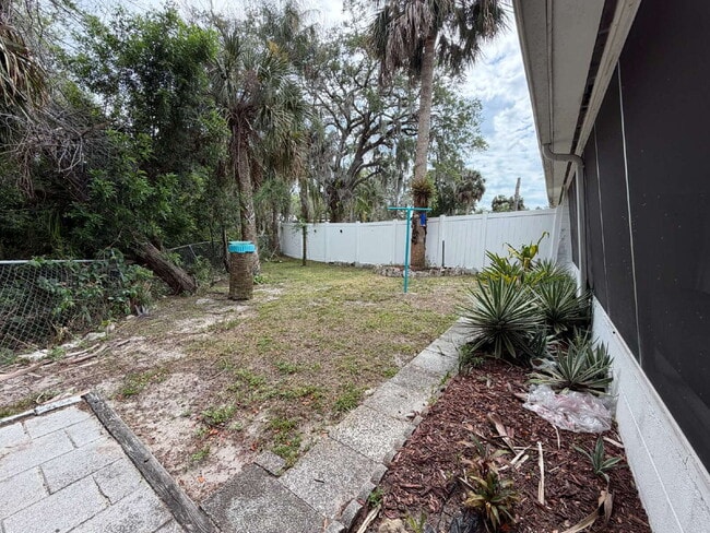 Building Photo - "Charming 2-Bedroom Duplex Retreat in New Port Richey - Perfect for Cozy Living!"