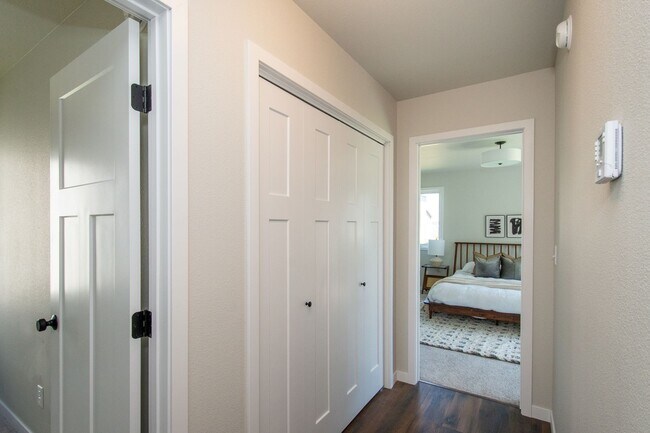 Building Photo - 4 Bed 3 Bath Single Family Home