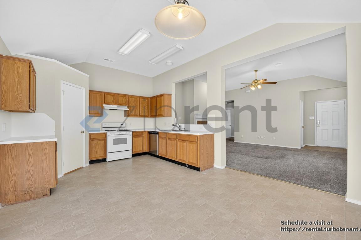 Building Photo - 9100 Warren Dr