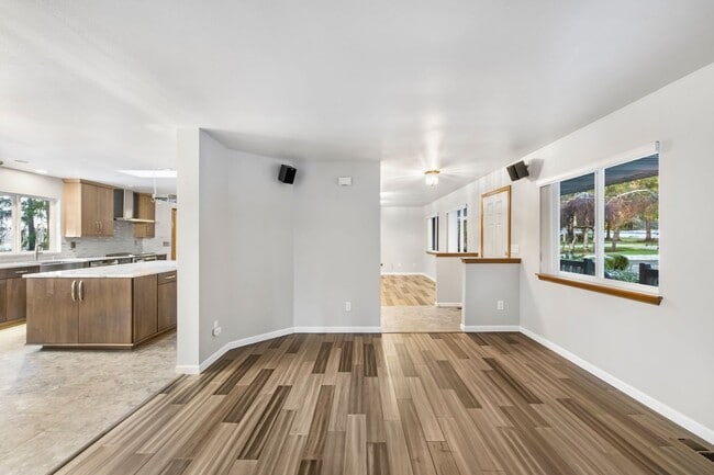 Building Photo - Immaculately maintained rambler in Sammamish with huge yard!!