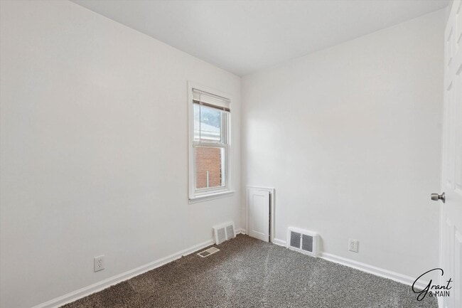 Building Photo - $1250 4 bedroom