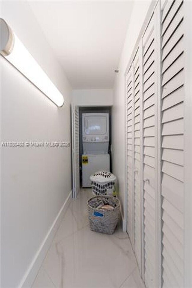 Building Photo - 7601 E Treasure Dr