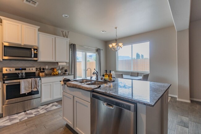 Building Photo - Beautiful 3 Bedroom/2 Bath Home