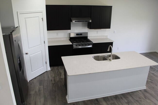Building Photo - Beautiful 5 BR in Danville!