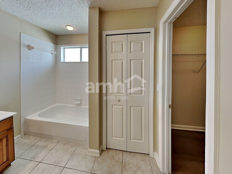 Building Photo - 9213 Prosperity Lake Dr