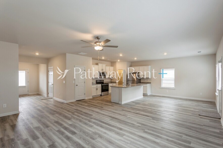 Building Photo - 648 Mackenzie Cv