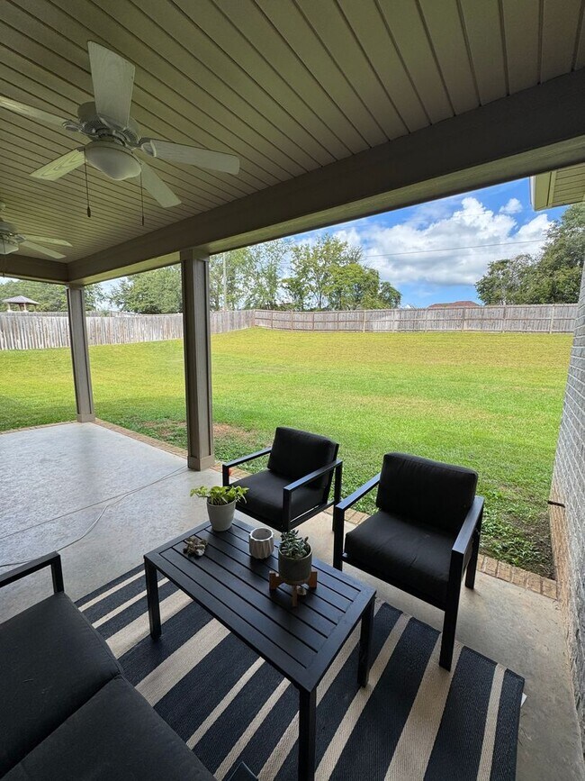 Building Photo - Move in Incentive!