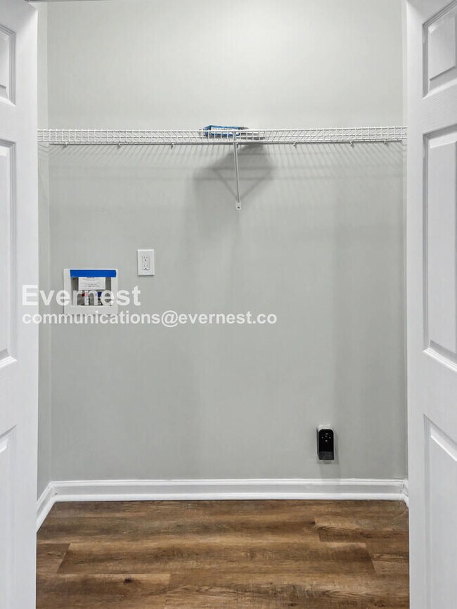 Building Photo - Limited Time Special Offer! / 3 Bed, 2 Bath Home with Garage / Pet-Friendly / Available Now!