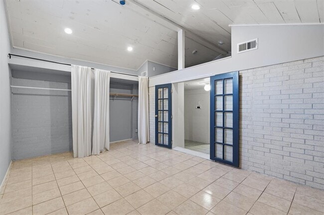 Building Photo - 2204 Santa Rita St