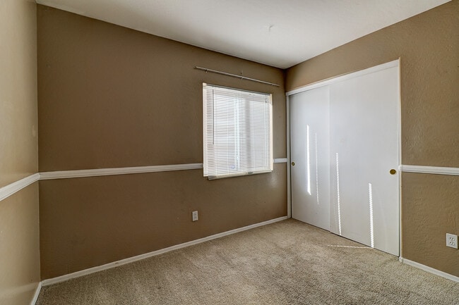 Building Photo - 12060 W Dahlia Dr