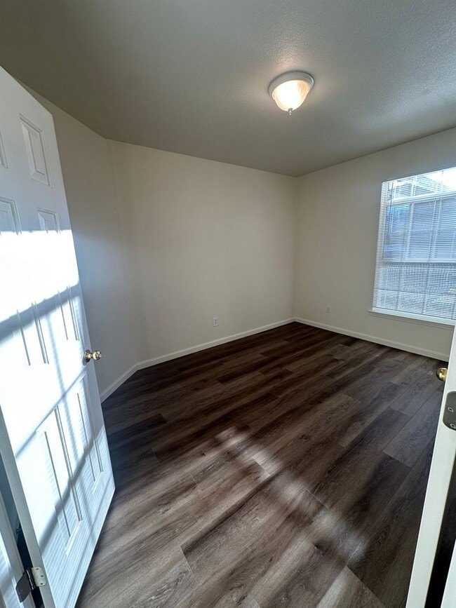 Building Photo - Charming Chichester Home