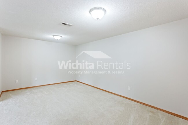 Building Photo - ****$500 off first months rent**** 3 bedro...