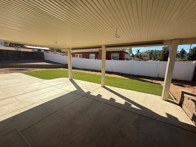 Building Photo - Charming 3-Bedroom 2-Bath Home with Large ...