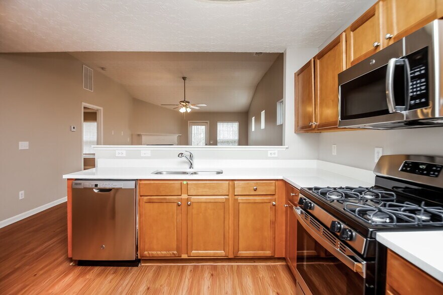 Building Photo - 533 Arrowhead Dr