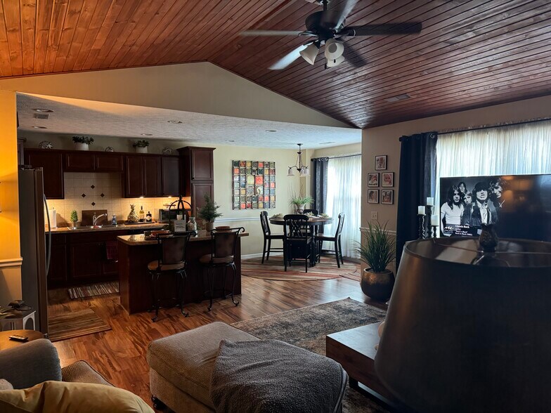 Building Photo - 2004 W Cherry St