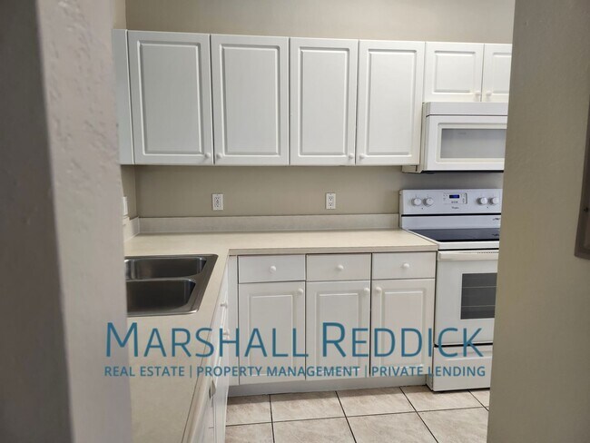 Building Photo - Super cute 2 bedroom 2 bath close to pine ...