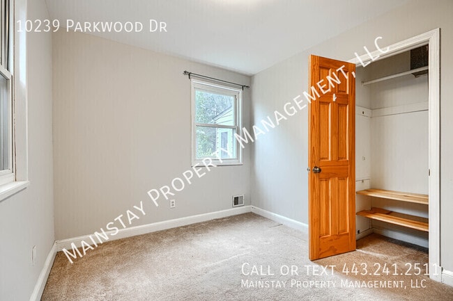 Building Photo - 10239 Parkwood Dr