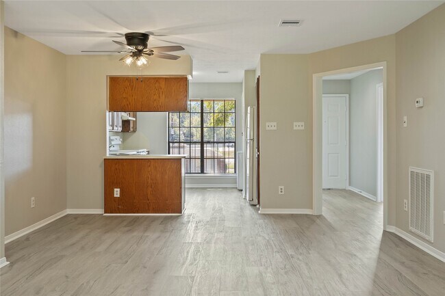 Building Photo - 200 Panorama Dr