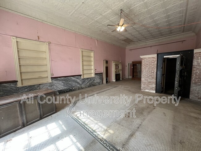 Building Photo - 112 NE 1st St