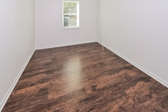 Building Photo - 1401 Jennifer Dr