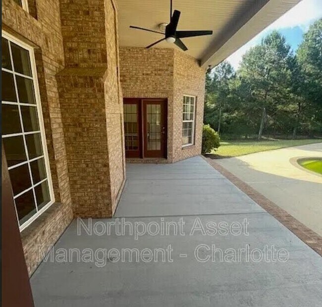 Building Photo - 3 bedroom custom home on tons of acreage w...