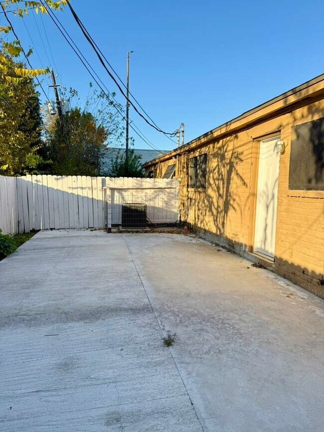 Building Photo - 7318 Boone Rd