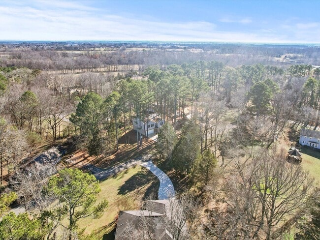 Building Photo - Large lot and close to town.