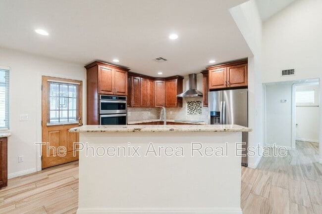 Building Photo - 3231 N Woodburne Dr