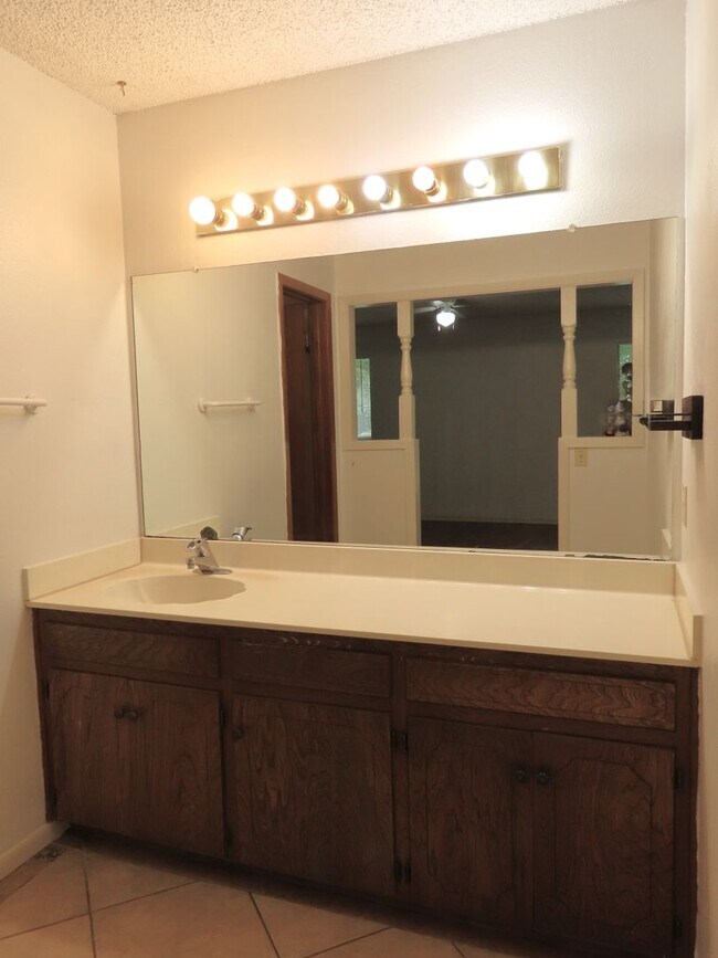 Building Photo - Whitehouse ISD! Spacious 3 Bedroom, 2 Bath...