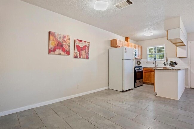 Building Photo - 1115 Brookswood Ave