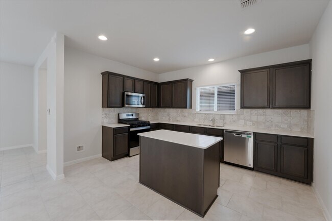 Building Photo - 235 Mossycup Dr