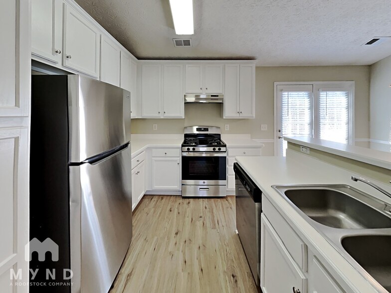 Building Photo - 185 Waters Edge Dr