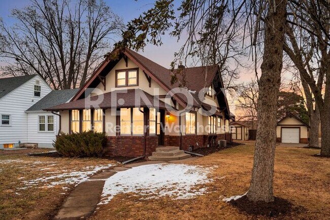 Building Photo - Available July 1st 5 Bedroom 2 Bath Single Family Home in Robbinsdale