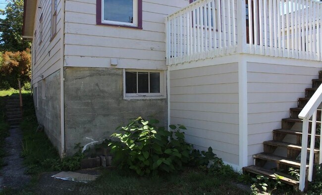 Building Photo - 6 bedroom, 2 Bath Home Available in August!