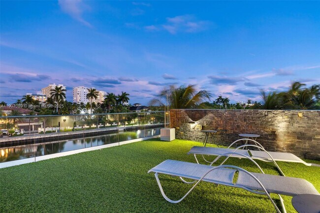 Building Photo - 300 Royal Plaza Dr