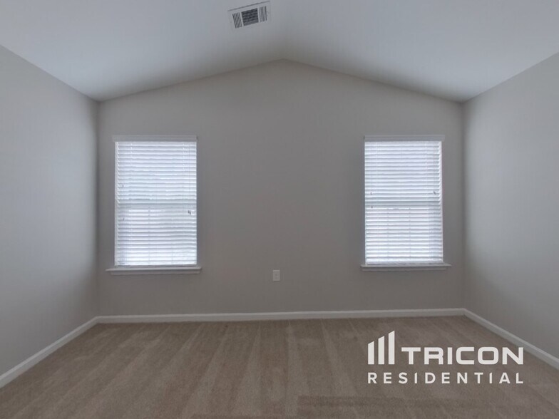Building Photo - 2028 Stoney Pointe Cir