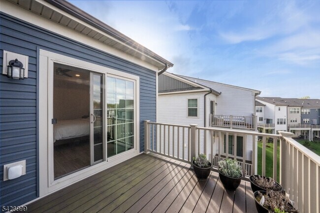 Building Photo - 19 Dahlia Dr