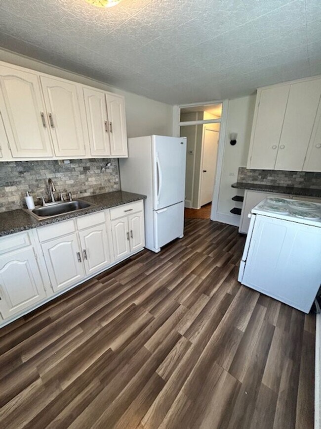 Building Photo - Spacious 2-Bedroom Apartment with Bonus Room – $850/month