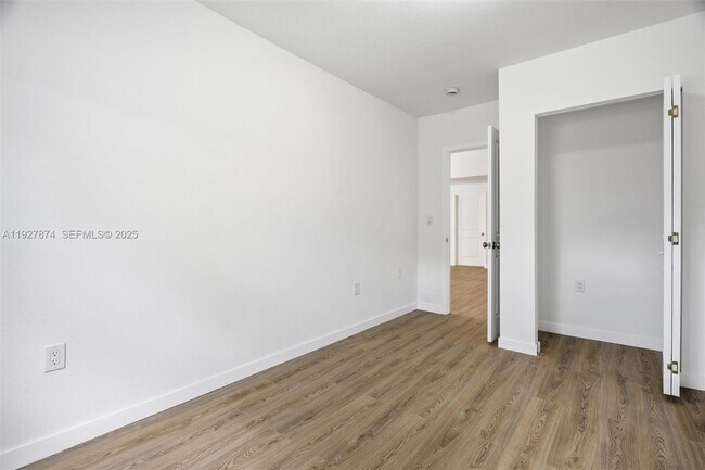 Building Photo - 465 NE 165th St