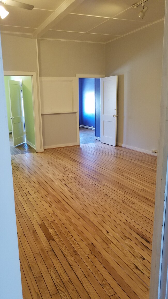 Three Room area in front - 605 Lincolnway