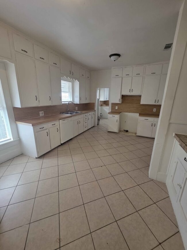 Building Photo - 2531 Carter Ave