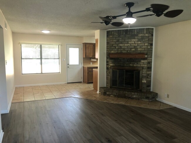 Building Photo - 3 Bedroom in Hallsville ISD