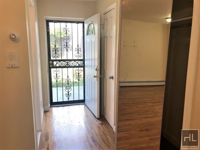 Building Photo - 869 E 95th St