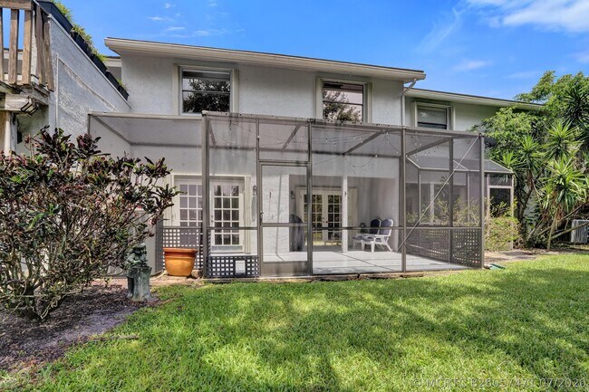 Building Photo - 635 Northshore Dr