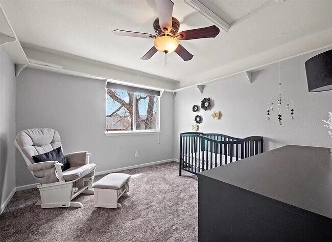 Building Photo - OMG this is a Stunning Large 5 BR House