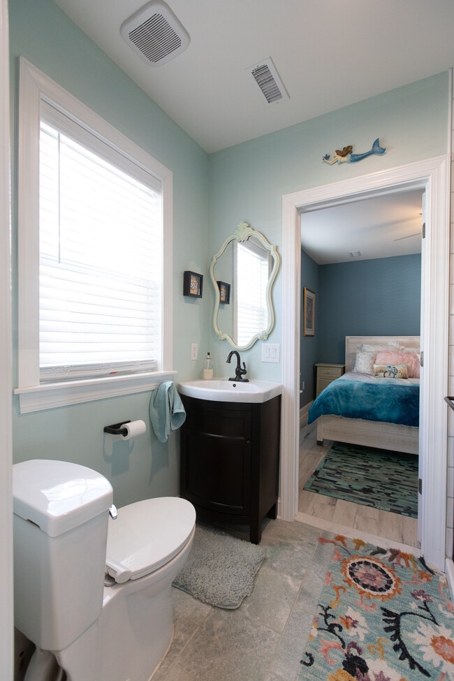 Building Photo - 107 S Richards Ave