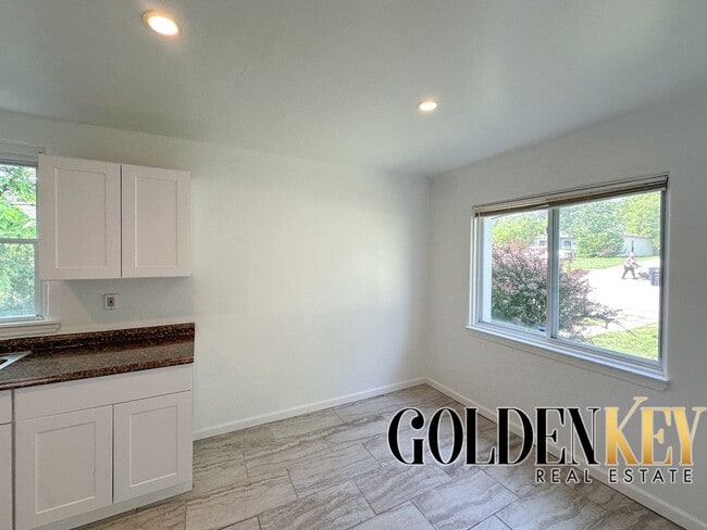 Building Photo - HOME AVAILABLE NOW - UPDATED 3 bed / 1 bat...