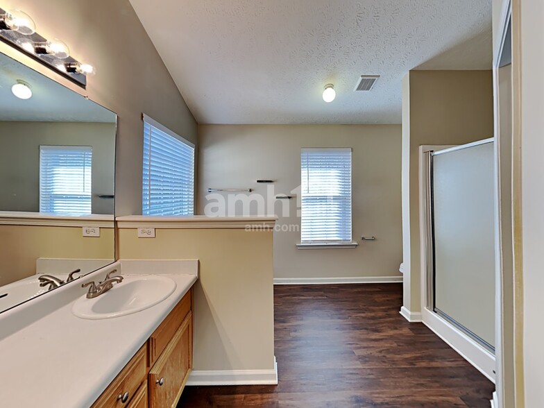 Building Photo - 1401 Buckingham Pl