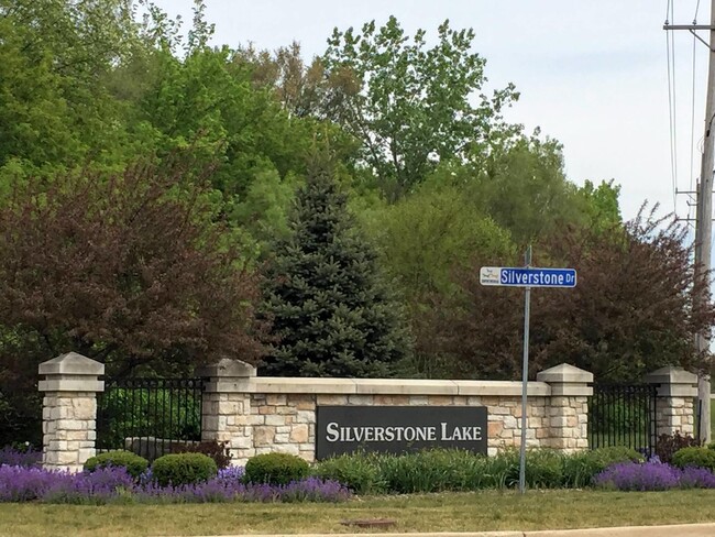 Building Photo - 525 Silverstone Dr